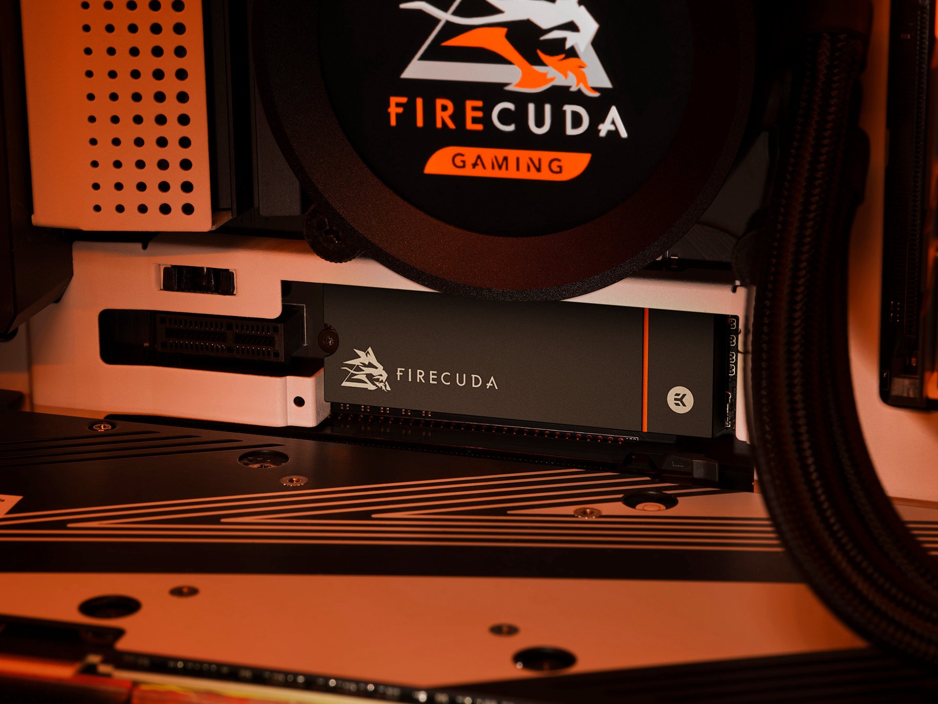 FireCuda 530 SSD散熱器版採用EKWB客製金屬散熱器，維持SSD尖峰效能運作
