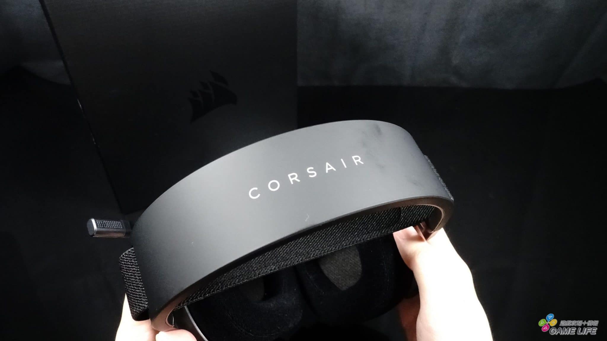 CORSAIR HS80 RGB 頭頂有明顯的標誌