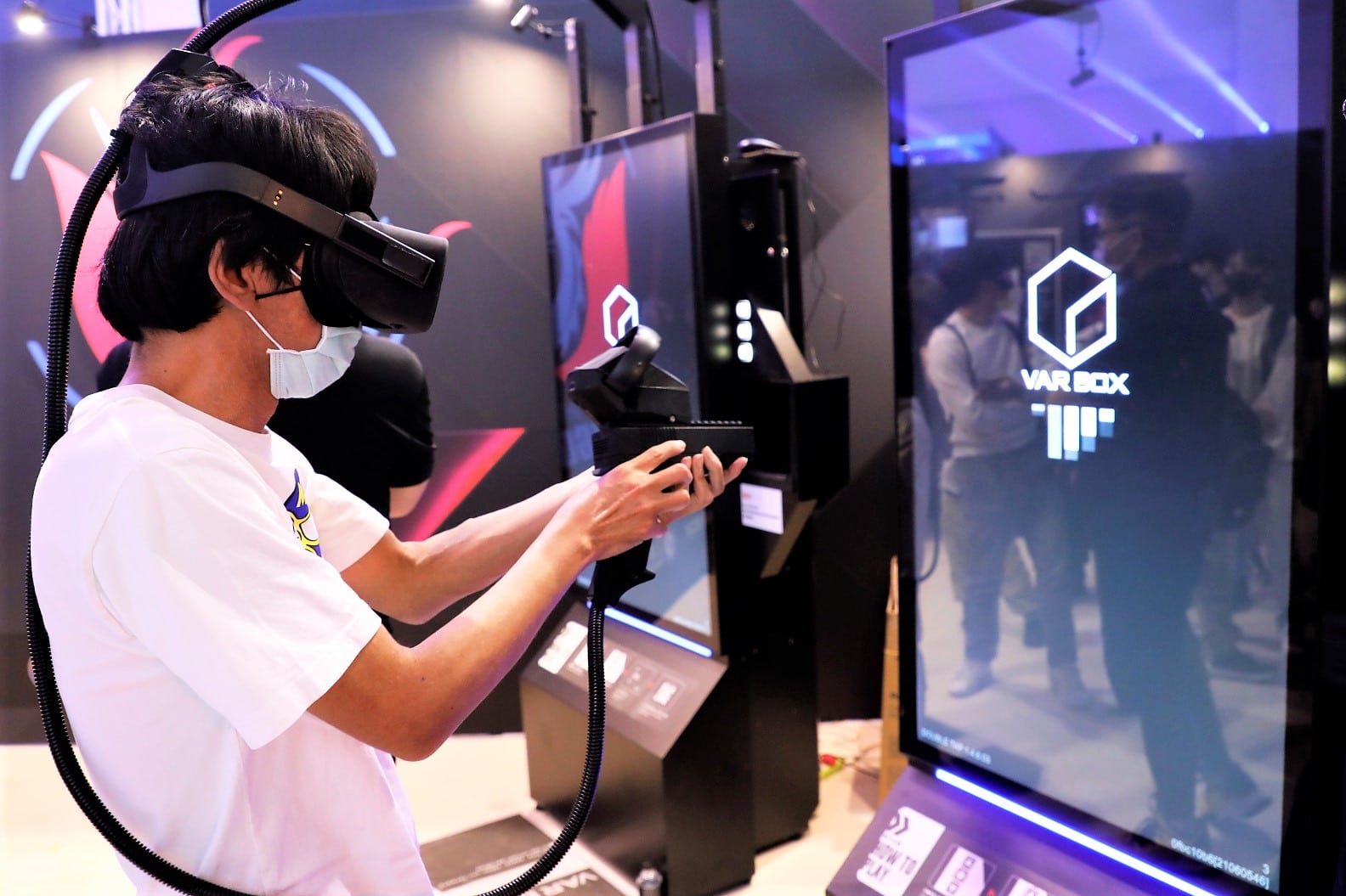 08-VAR-LIVE（維亞科技）提供最新的VR射擊遊戲供民眾遊玩體驗
