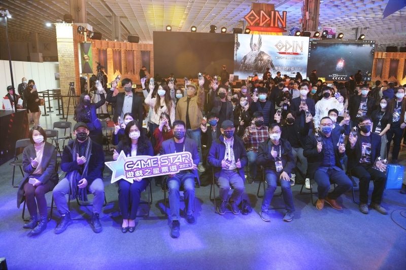 圖1：經濟部工業局陳佩利副局長、台北市電腦公會彭双浪理事長與「GAME-STAR-遊戲之星票選」的獲獎代表合影