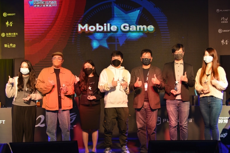 圖2：台北市電腦公會彭双浪理事長與「GAME-STAR-遊戲之星票選」的獲獎代表合影