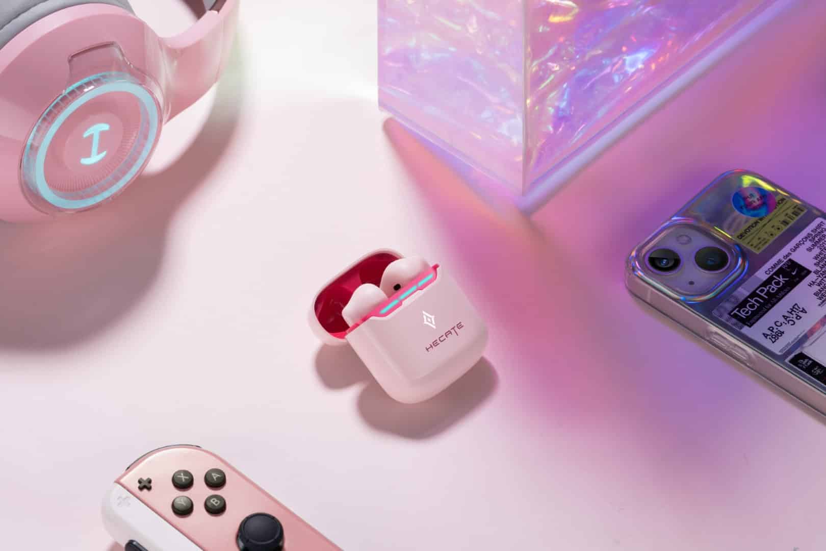 《傳說對決》以精美畫風著名吸引大量玩家，蘿兒聯名組包含「櫻花粉」款式耳機，提供給粉嫩色系愛好者
