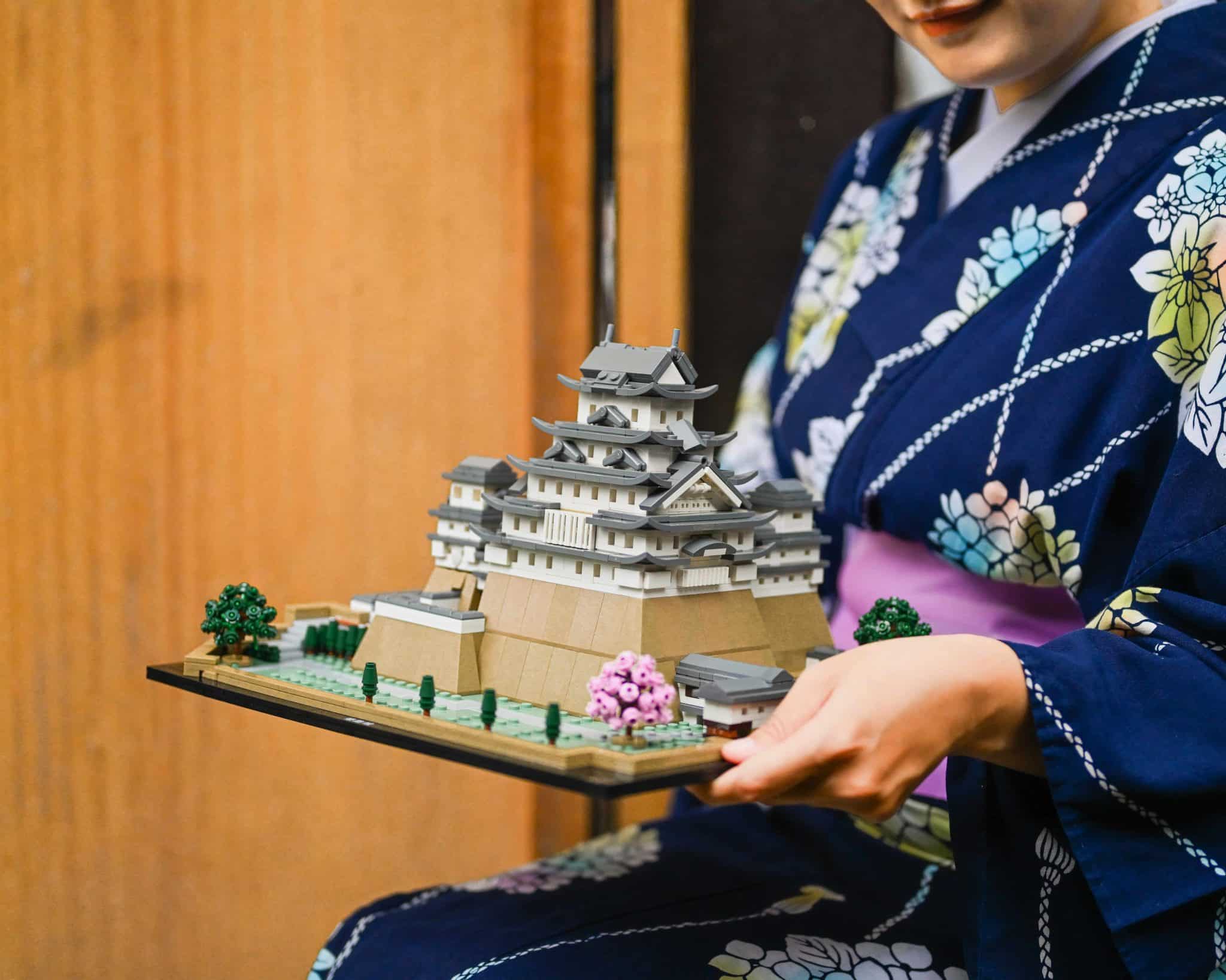 「21060姬路城」盒組將世界文化遺產姬路城重現，讓玩家彷彿置身於日本古城的壯麗美景中