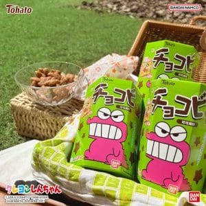 3【圖說】在適合野餐的溫暖春季，「蠟筆小新巧克比可可風味餅乾」更是大朋友間回味兒時的共鳴好物