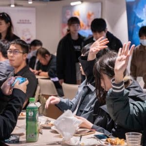 圖008：玩家們踴躍舉手，分享體驗試玩的心得。
