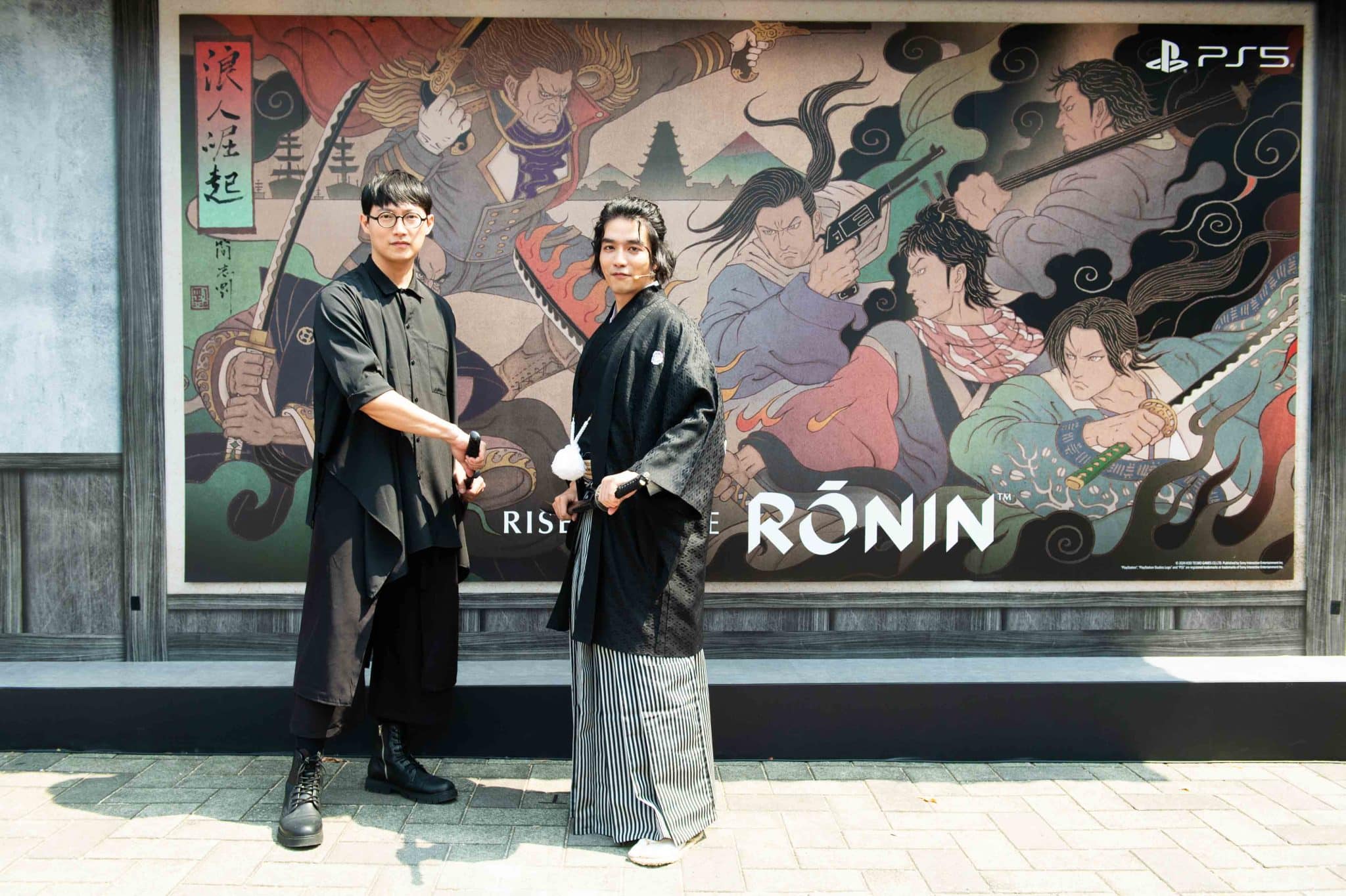 圖片二藝術創作家簡志剛與知名創作者RJ-張廉傑一同為《浪人崛起》上市慶祝活動揭幕
