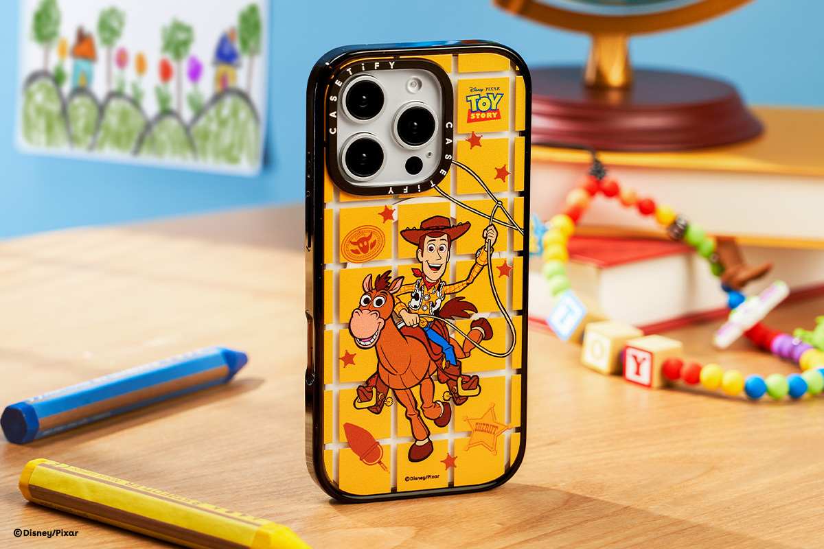圖2.-迪士尼皮克斯《玩具總動員》-_-CASETiFY-聯名系列推出多款手機殼印花，與胡迪、巴斯光年與夥伴們展開冒險旅程
