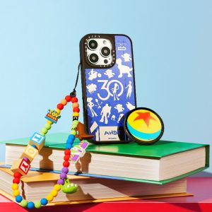 圖4.-迪士尼皮克斯《玩具總動員》-_-CASETiFY-聯名系列亦推出一系列懷舊可愛的電子配件，包括限量版「玩具總動員手機吊飾」等