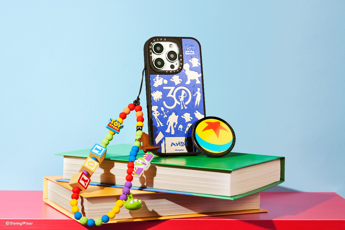 圖4.-迪士尼皮克斯《玩具總動員》-_-CASETiFY-聯名系列亦推出一系列懷舊可愛的電子配件，包括限量版「玩具總動員手機吊飾」等