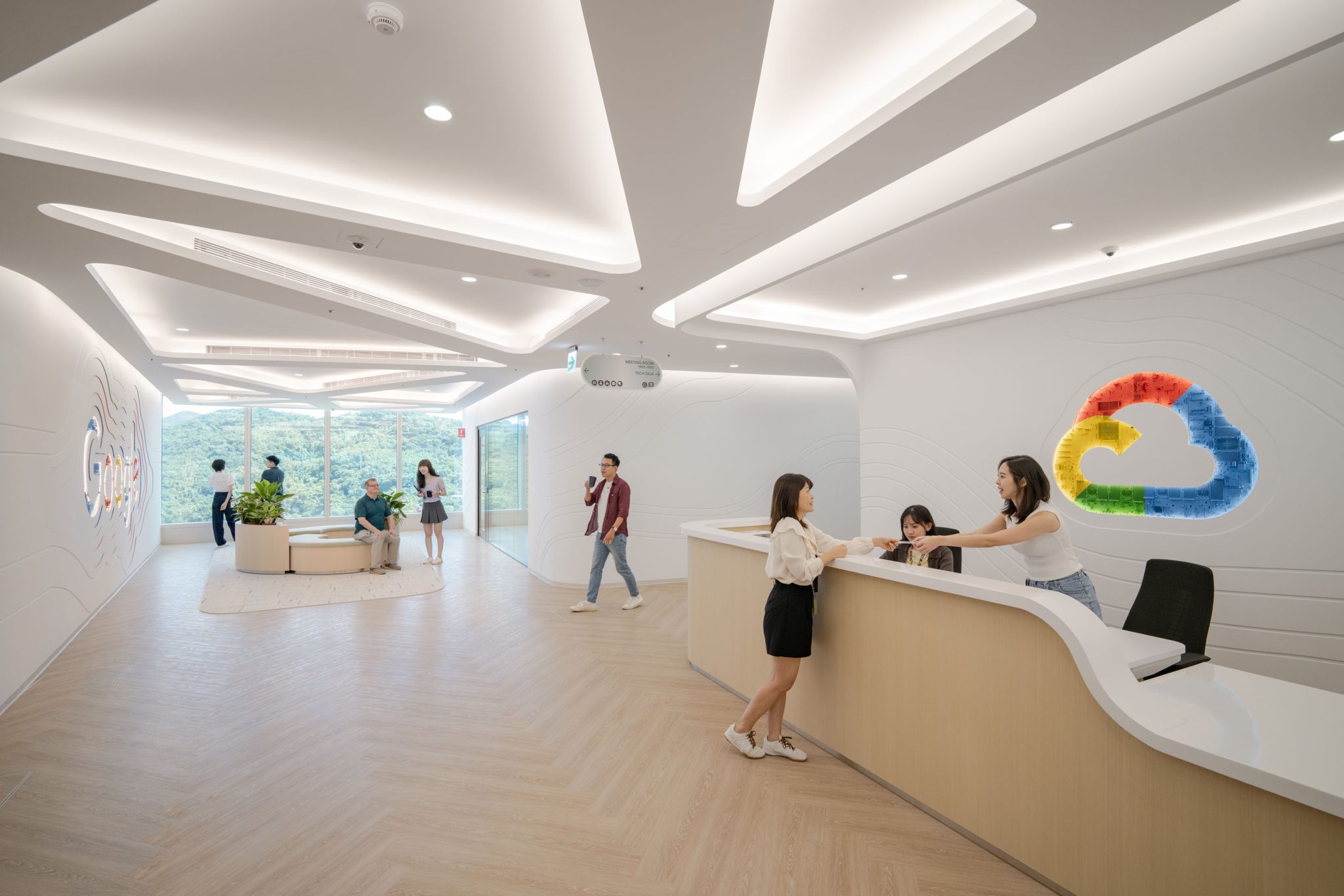 Google 圖一：Google 在台灣揭幕全新辦公室，打造總部外最大 AI 基礎建設硬體研發中心，圖為辦公室接待空間。
