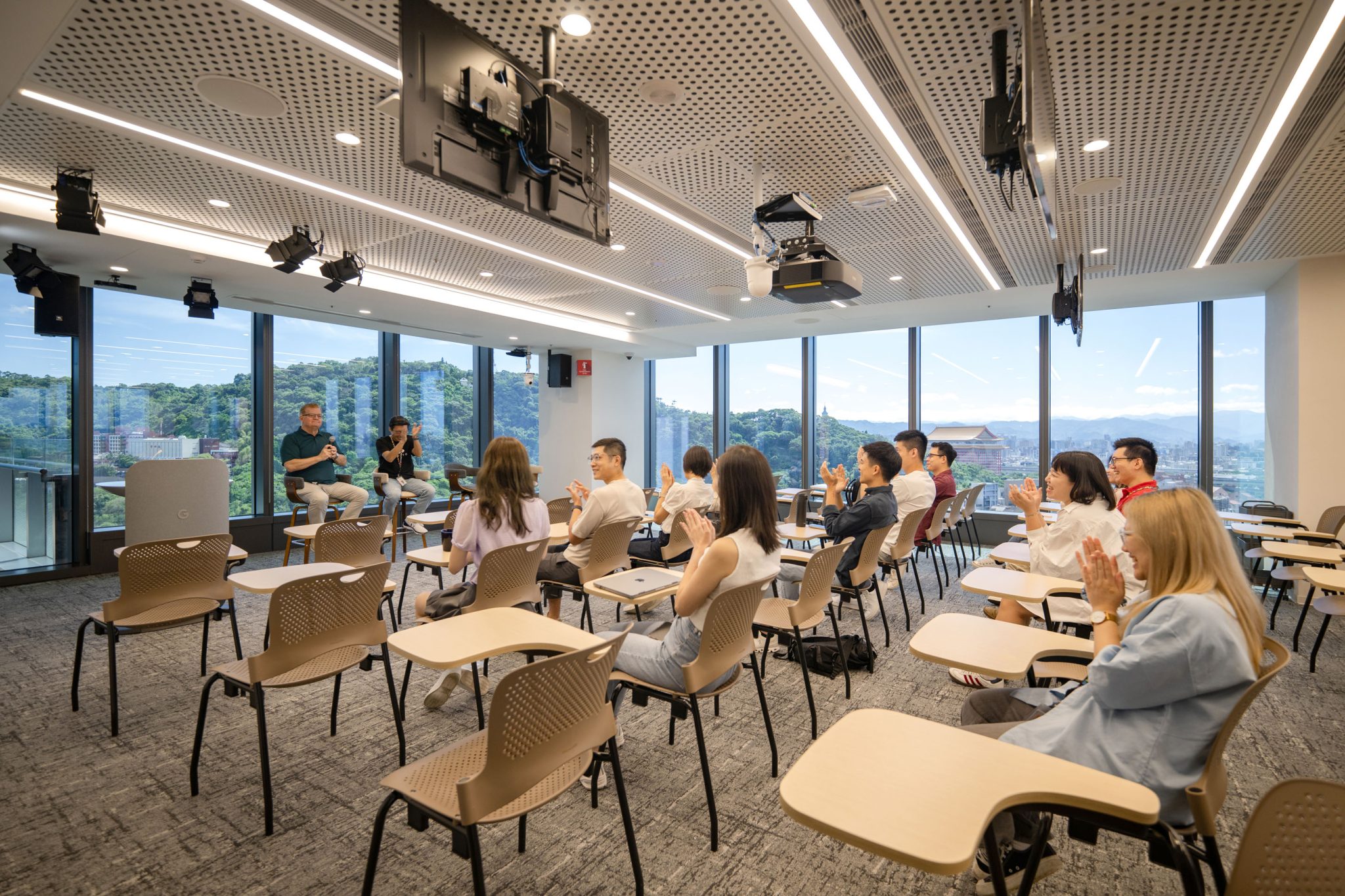 Google 圖二：Google 在台灣揭幕全新辦公室，打造總部外最大 AI 基礎建設硬體研發中心，圖為辦公室會議空間。