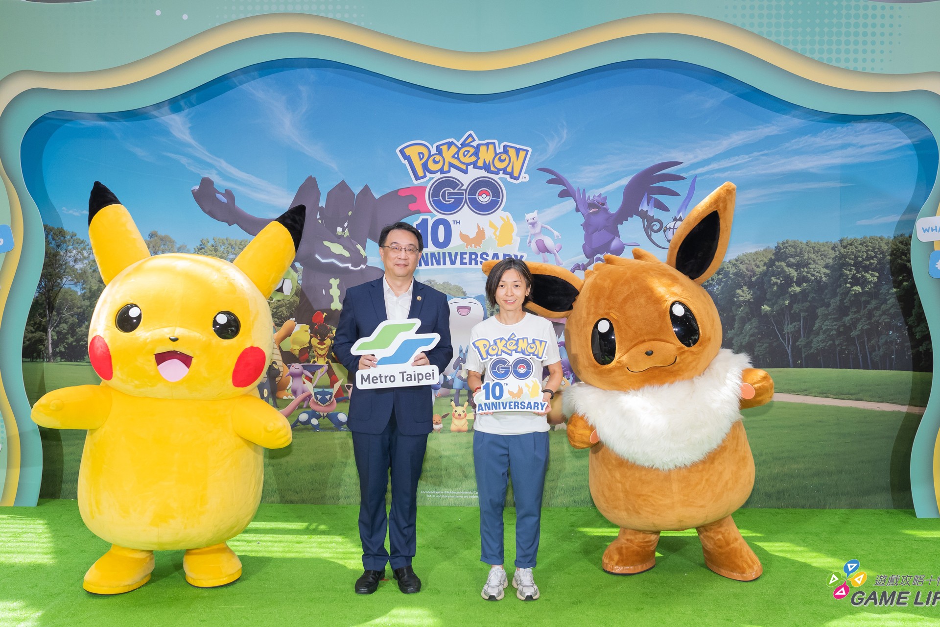 圖1_臺北捷運公司 馮兆興處長與《Pokémon GO》亞太區資深行銷總監 許世婉 (Elaine Hui) ，一同出席《Pokémon GO》十週年特展開幕儀式。