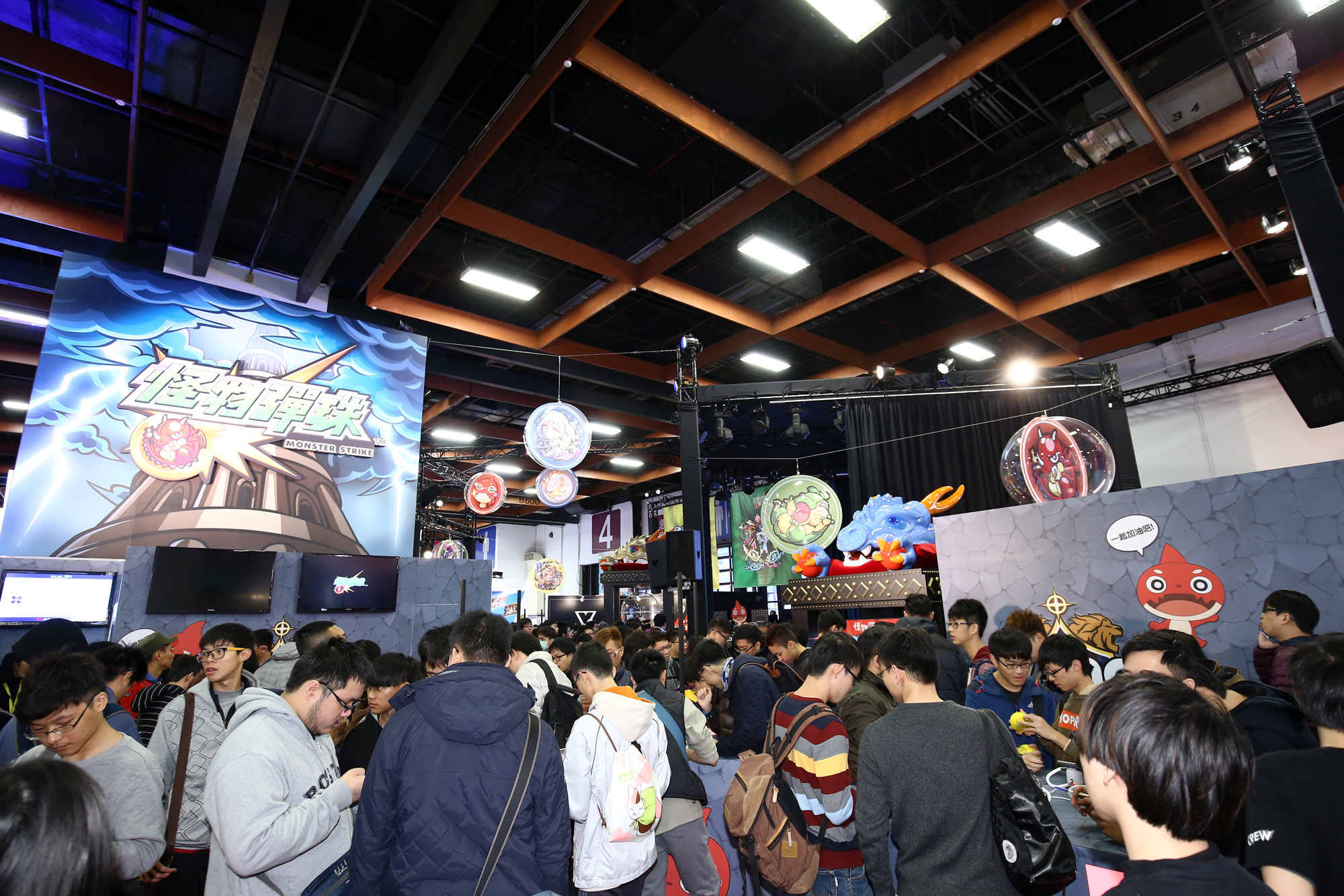今TGS開展,怪物彈珠特別精心打造高達2公尺巨無霸扭蛋機,驚人造型將震撼全場.jpg.jpg