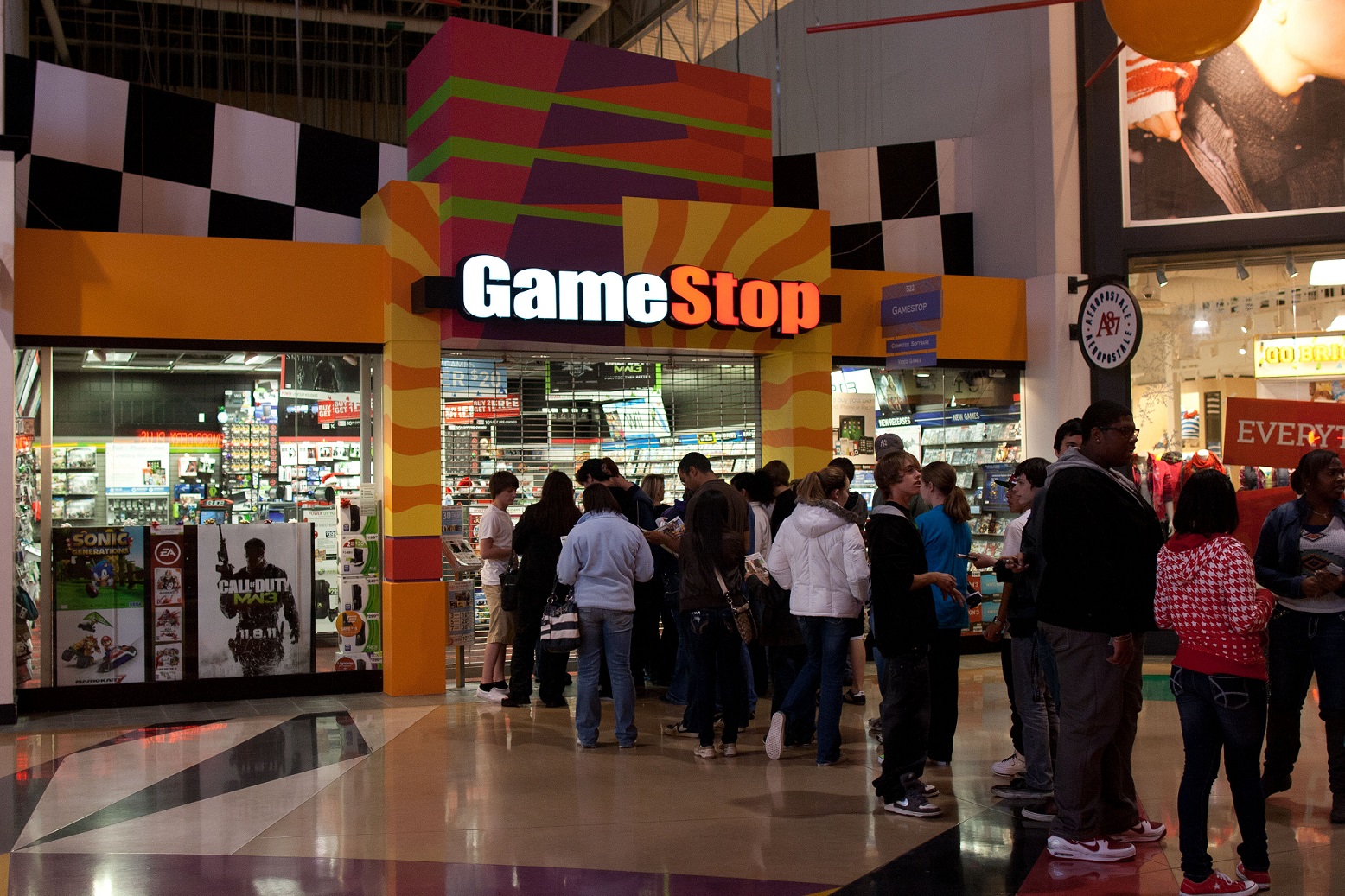 3211236-2597963-gamestopstore.jpg