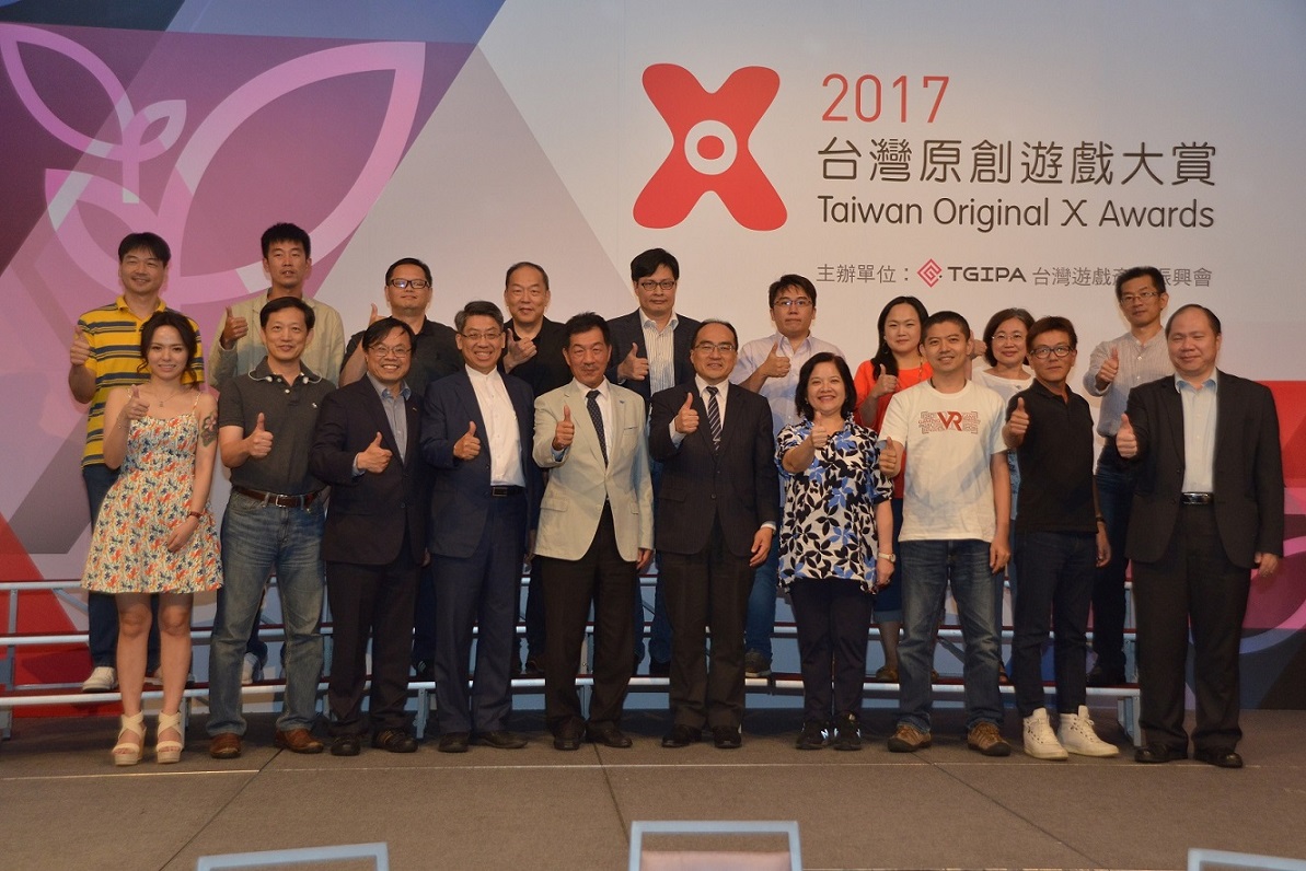 01_台灣遊戲產業振興會 會員代表與現場嘉賓合影.jpg