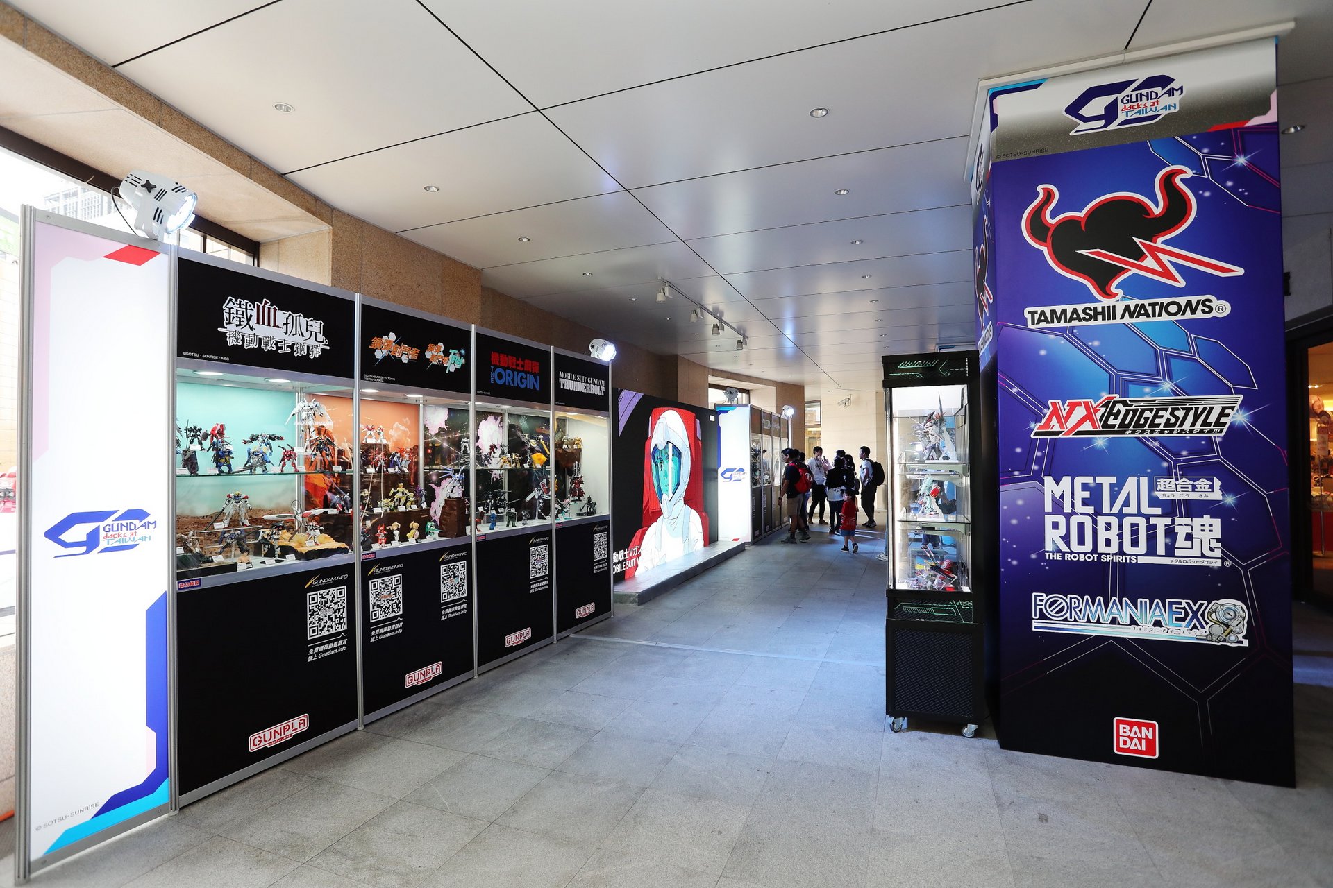 GUNDAM docks at TAIWAN於統一時代百貨台北店3樓的鋼彈模型展示區.JPG