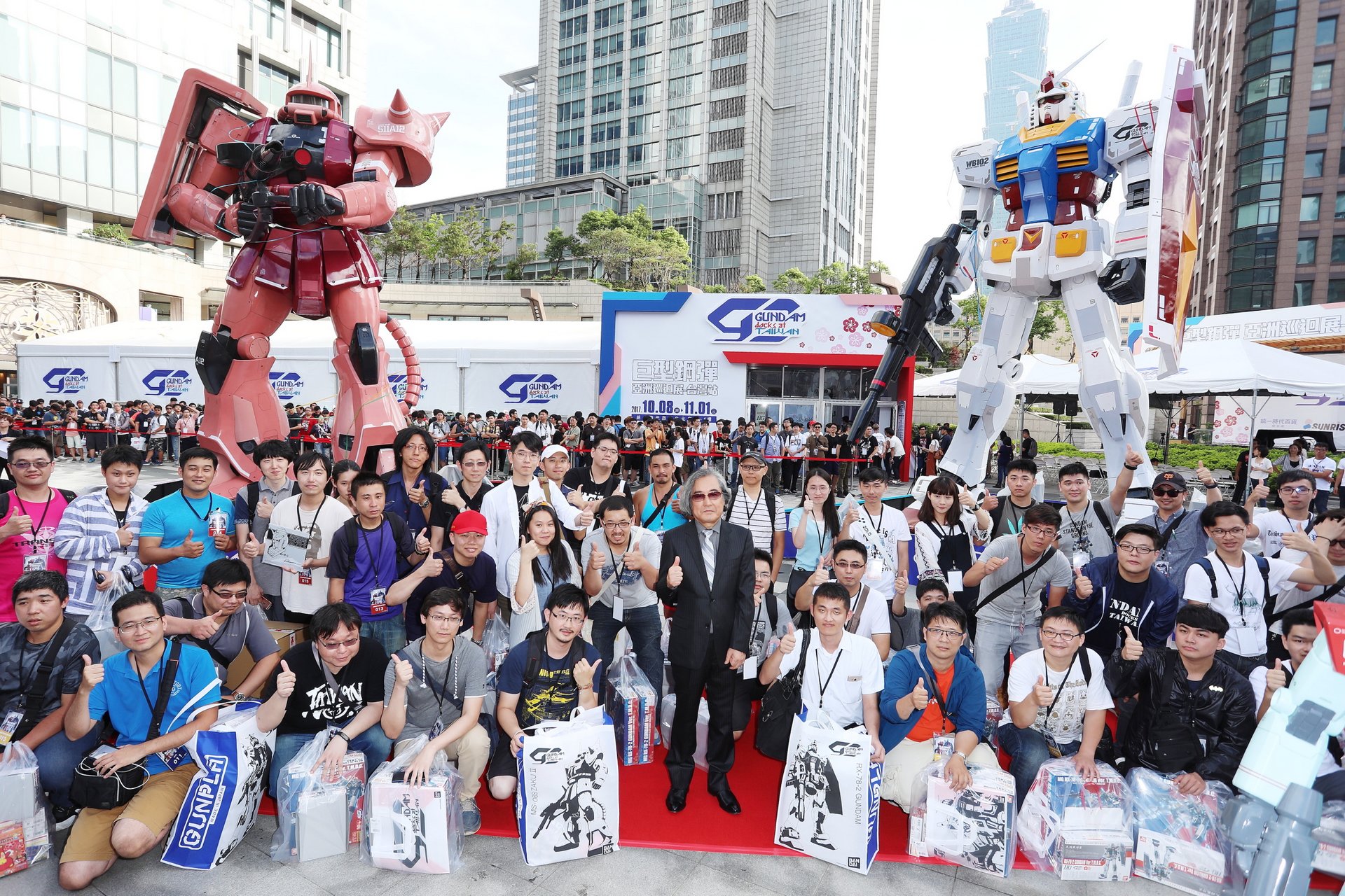 GUNDAM docks at TAIWAN期間限定商店,500名熱情鋼彈迷不畏風雨排隊搶購.JPG.jpg