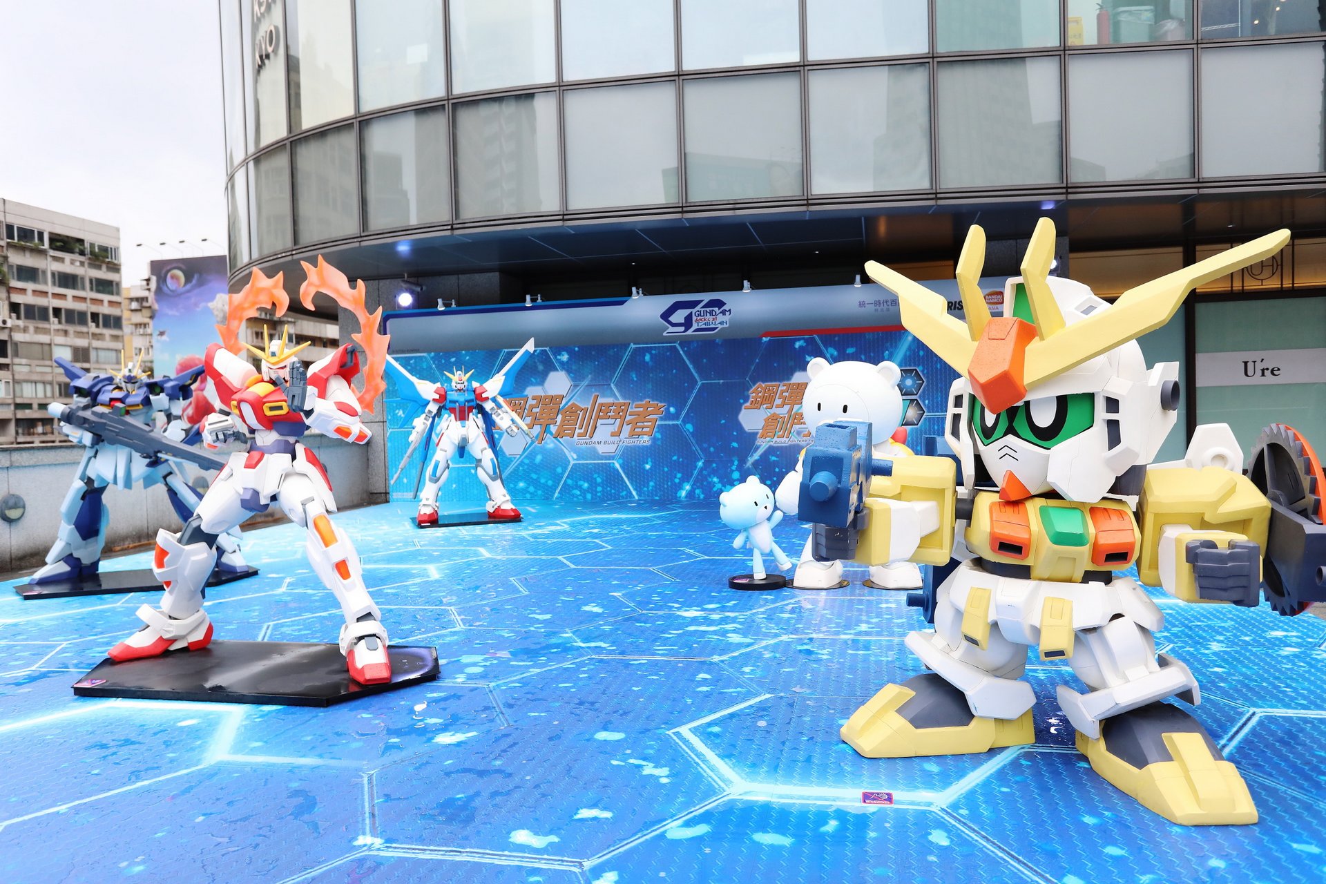 GUNDAM docks at TAIWAN於統一時代百貨台北店4樓2公尺高「鋼彈創鬥者」系列立像群.JPG.jpg