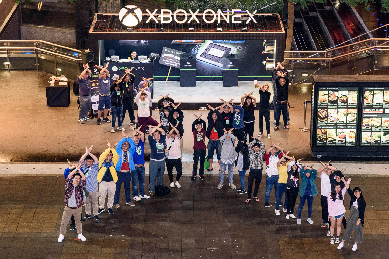 【圖五】熱情玩家於Xbox One X霸氣貨櫃屋前排列「X」一同歡慶!.jpg