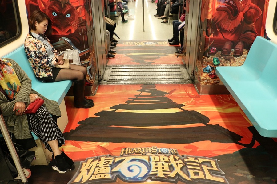 出發至地下城探險!《爐石戰記》全新資料片《狗頭人與地下城》主題捷運列車今(1)日正.jpg