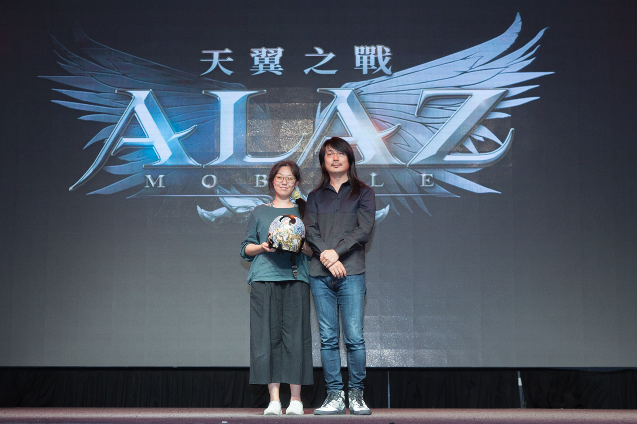 圖6-現場出現池龍燦的死忠粉絲手工繪製了ALAZ主題安全帽上台要求簽名.jpg.jpg