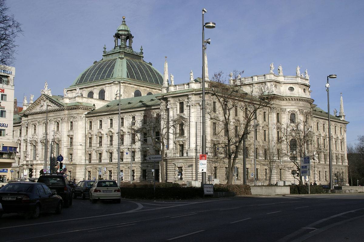 1200px-Munich_-_Justizpalast_04.jpg