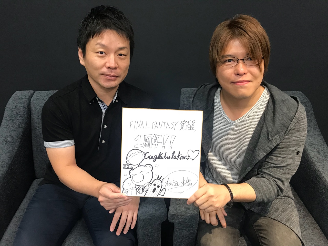 圖2.遊戲製作人本橋大佐(左)與平安山(右)祝賀遊戲滿一周年.jpg
