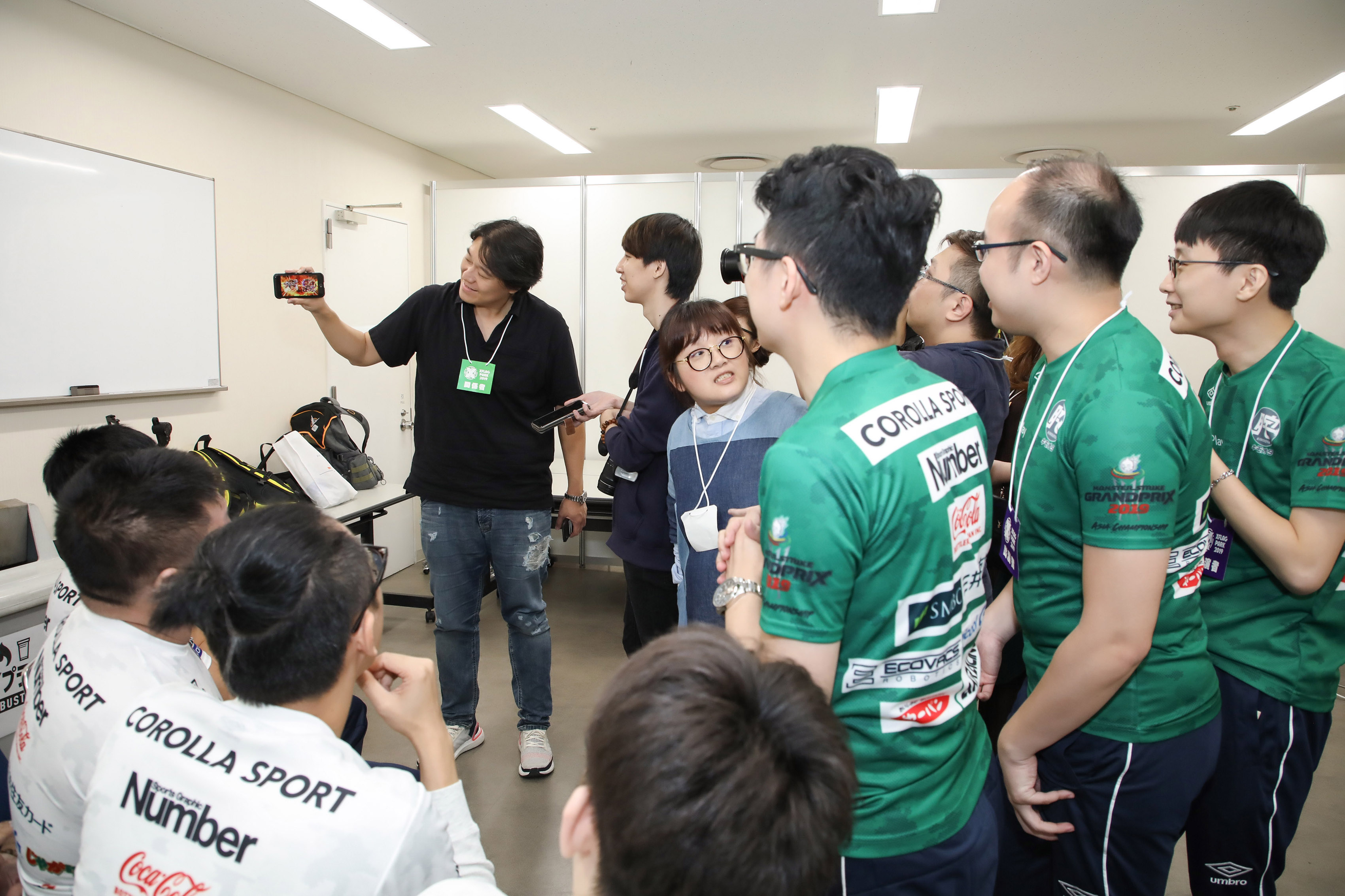 獸神化發布 台港選手暫停採訪全神關注發布現場.jpg