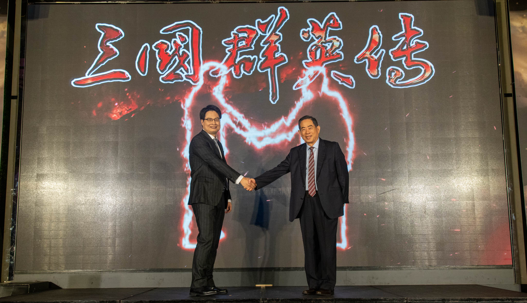 宇峻奧汀董事長劉信(左)與智冠集團董事長王俊博(右),強強聯袂出擊.jpg.jpg