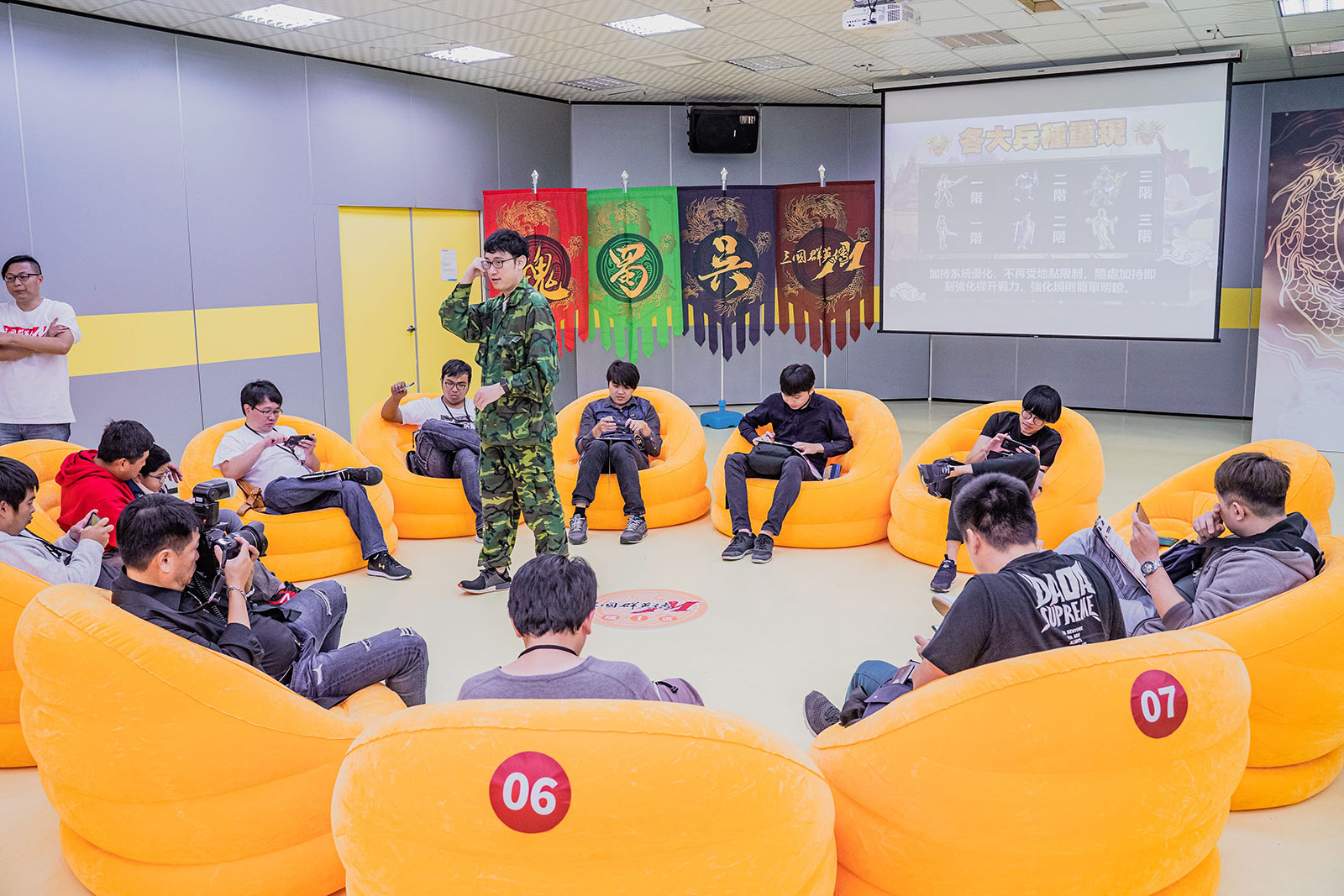 工作人員穿著迷彩軍裝擔任班長、軍團長-1.jpg
