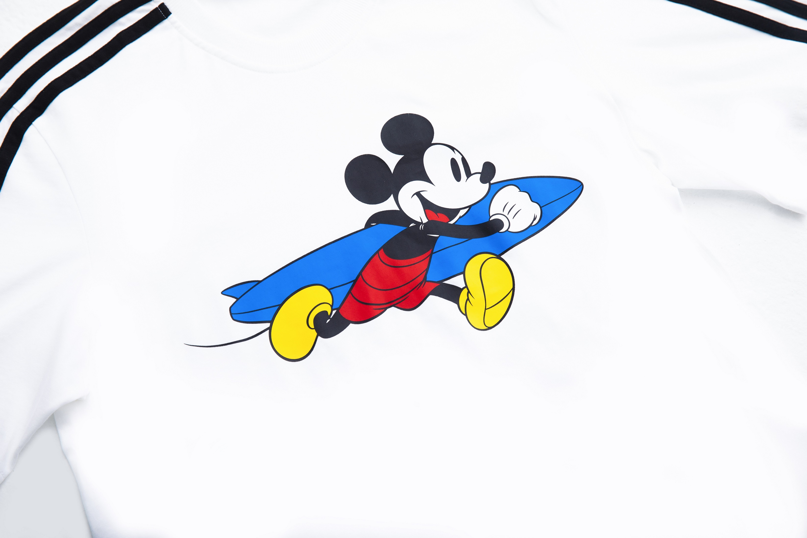 3. adidas 聯手Disney迪士尼推出聯名T-shirt，米奇更是化身熱愛衝浪的健兒.jpg.jpg